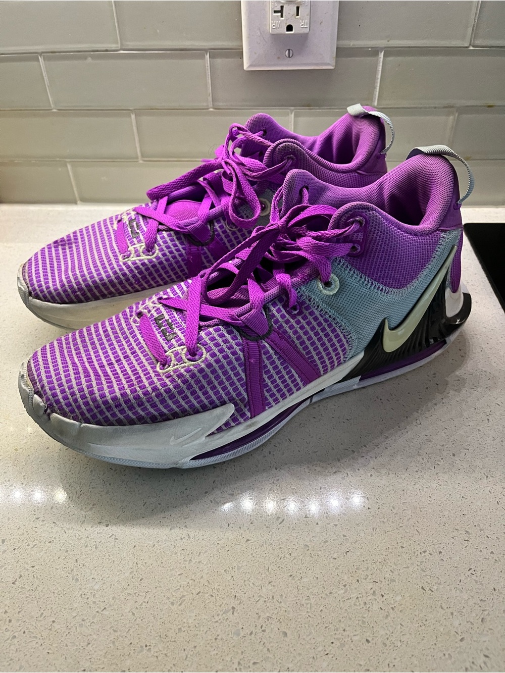 Nike LeBron Witness 7 basketball sneakers